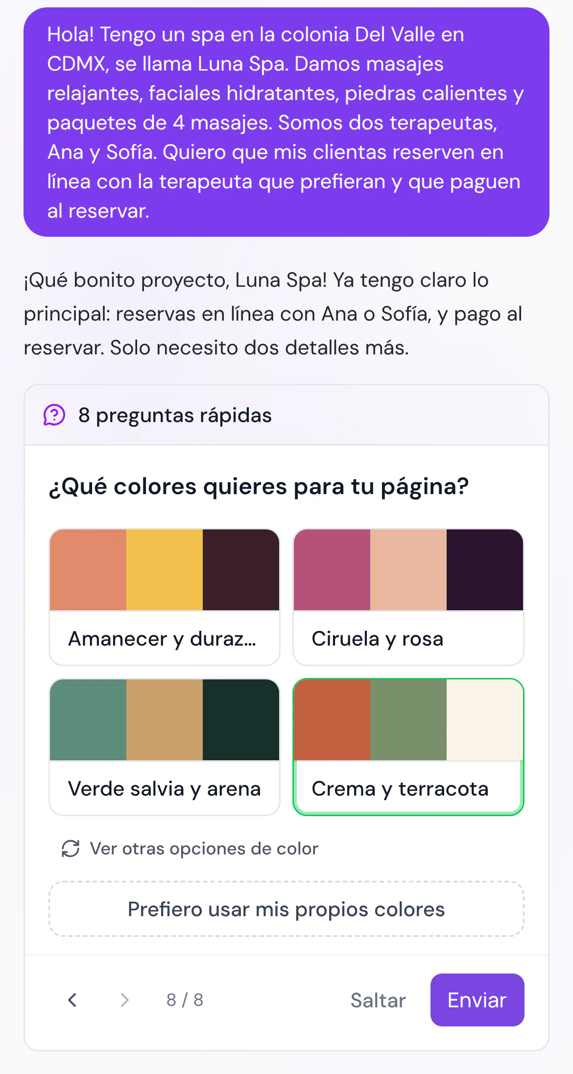 El chat de Proyecta en un celular: la dueña describe Luna Spa y Proyecta le pregunta «¿Qué colores quieres para tu página?», con cuatro paletas para elegir