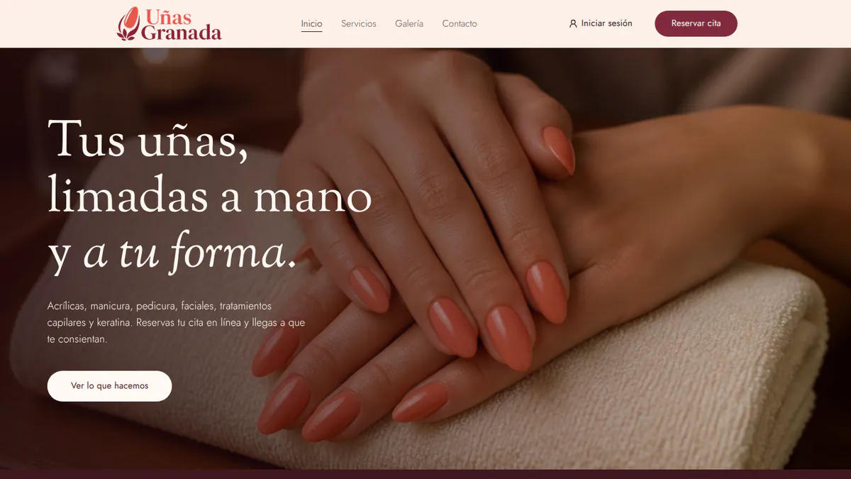 Die Website von Uñas Granada auf einem Computer: „Deine Nägel, von Hand gefeilt und so geformt, wie du willst.“ und der Button „Termin buchen“