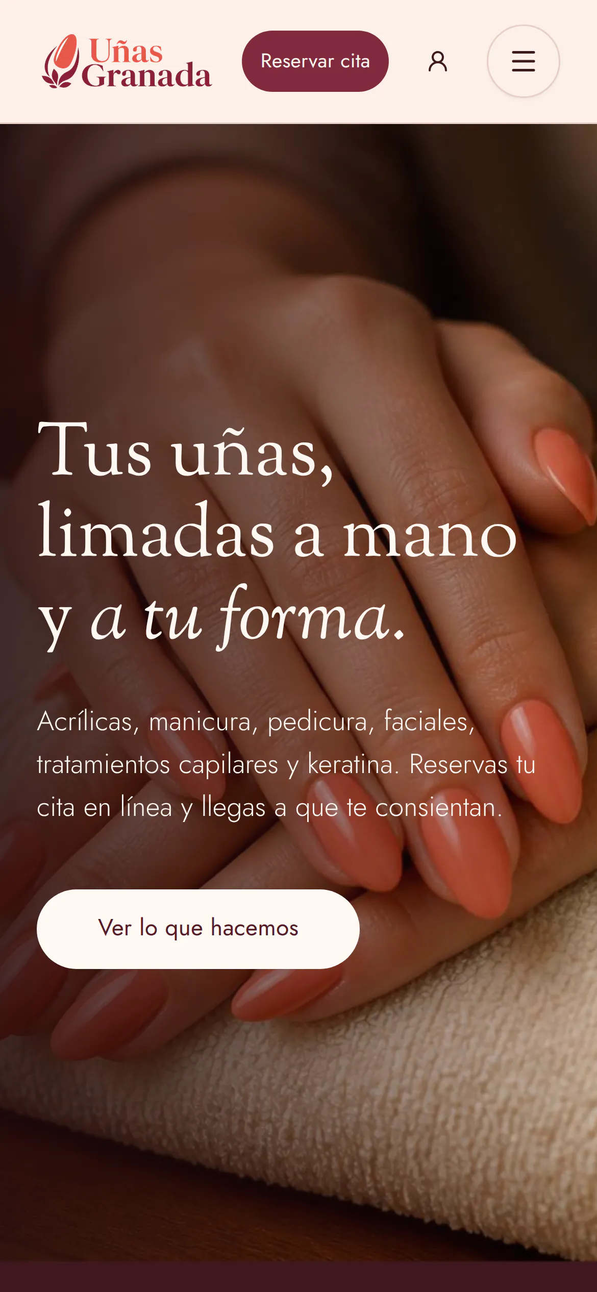 Die Website von Uñas Granada auf einem Handy: „Deine Nägel, von Hand gefeilt und so geformt, wie du willst.“ und der Button „Termin buchen“